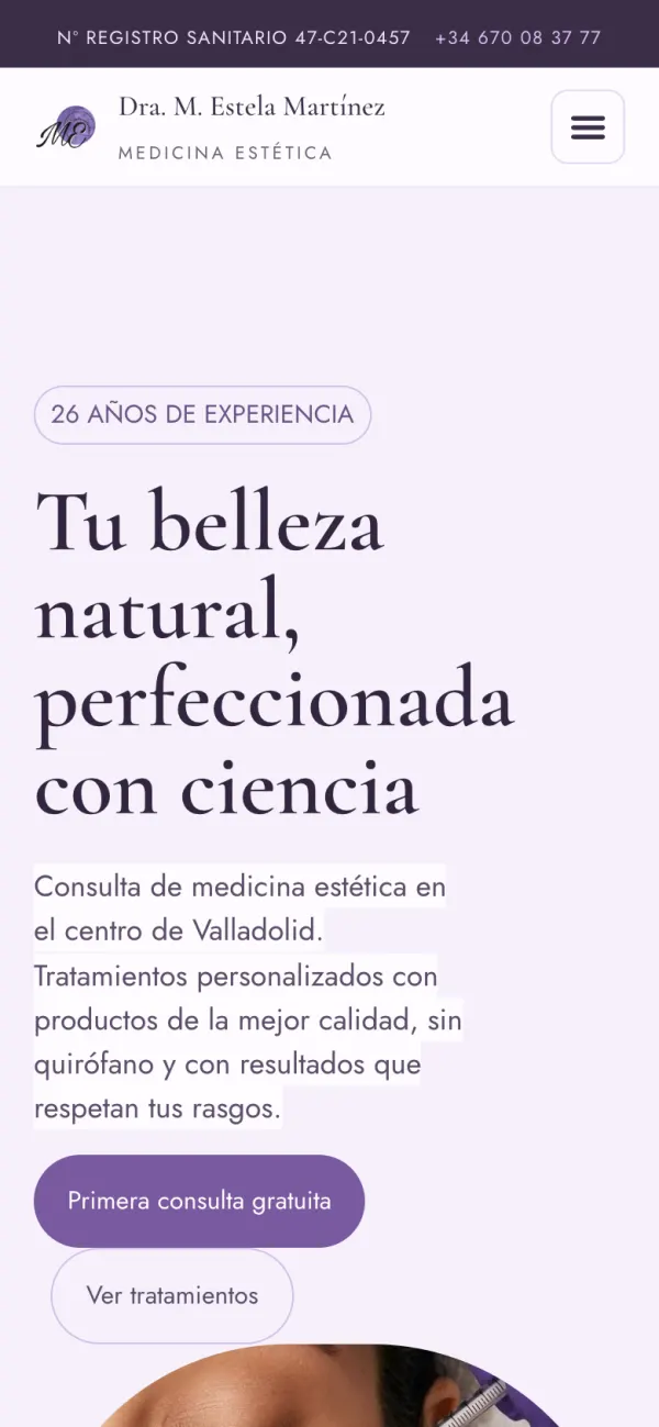 Portada de la web de la clínica en un móvil